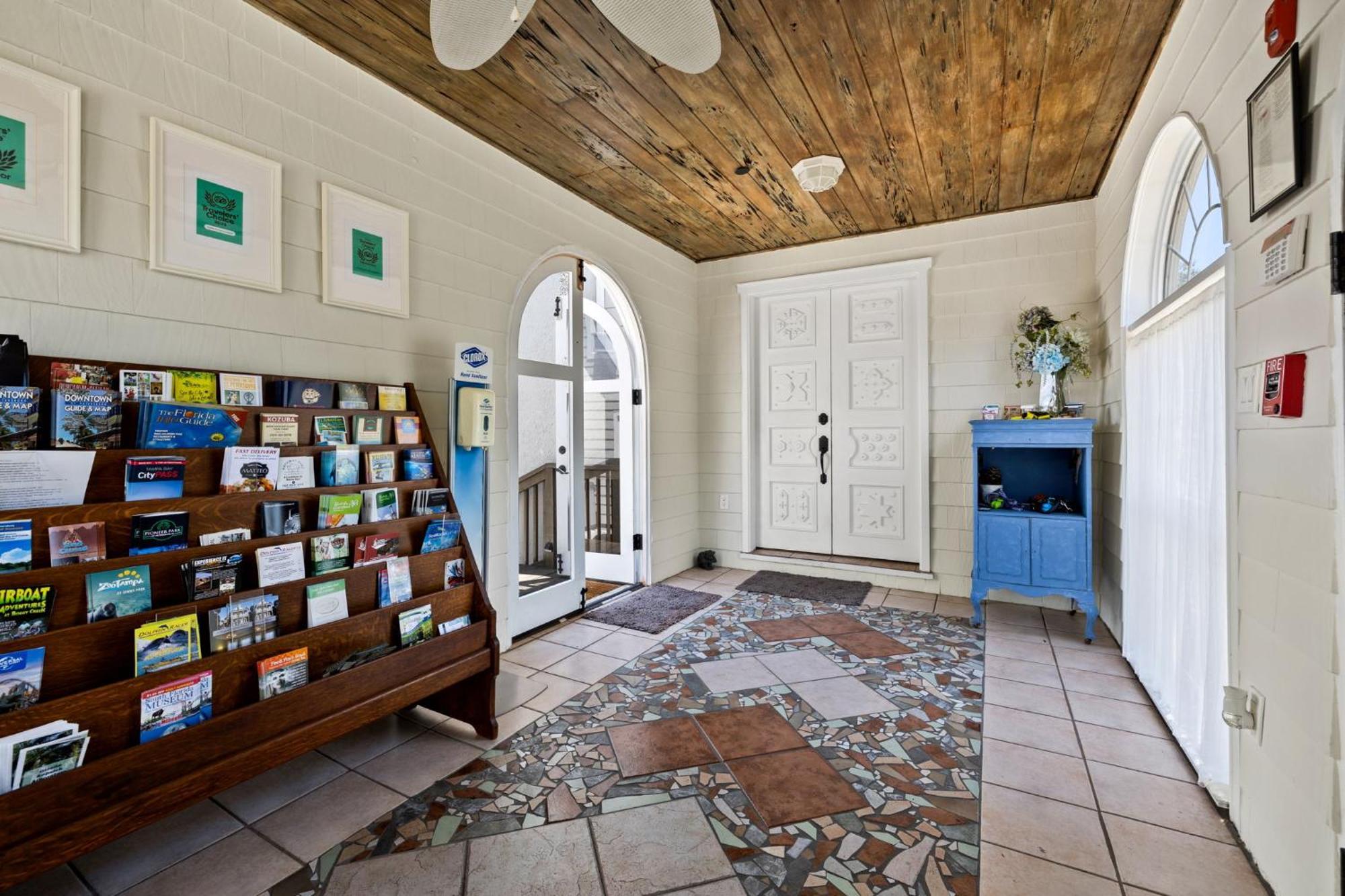 The Kenwood Gables Bed & Breakfast St. Petersburg Exterior photo